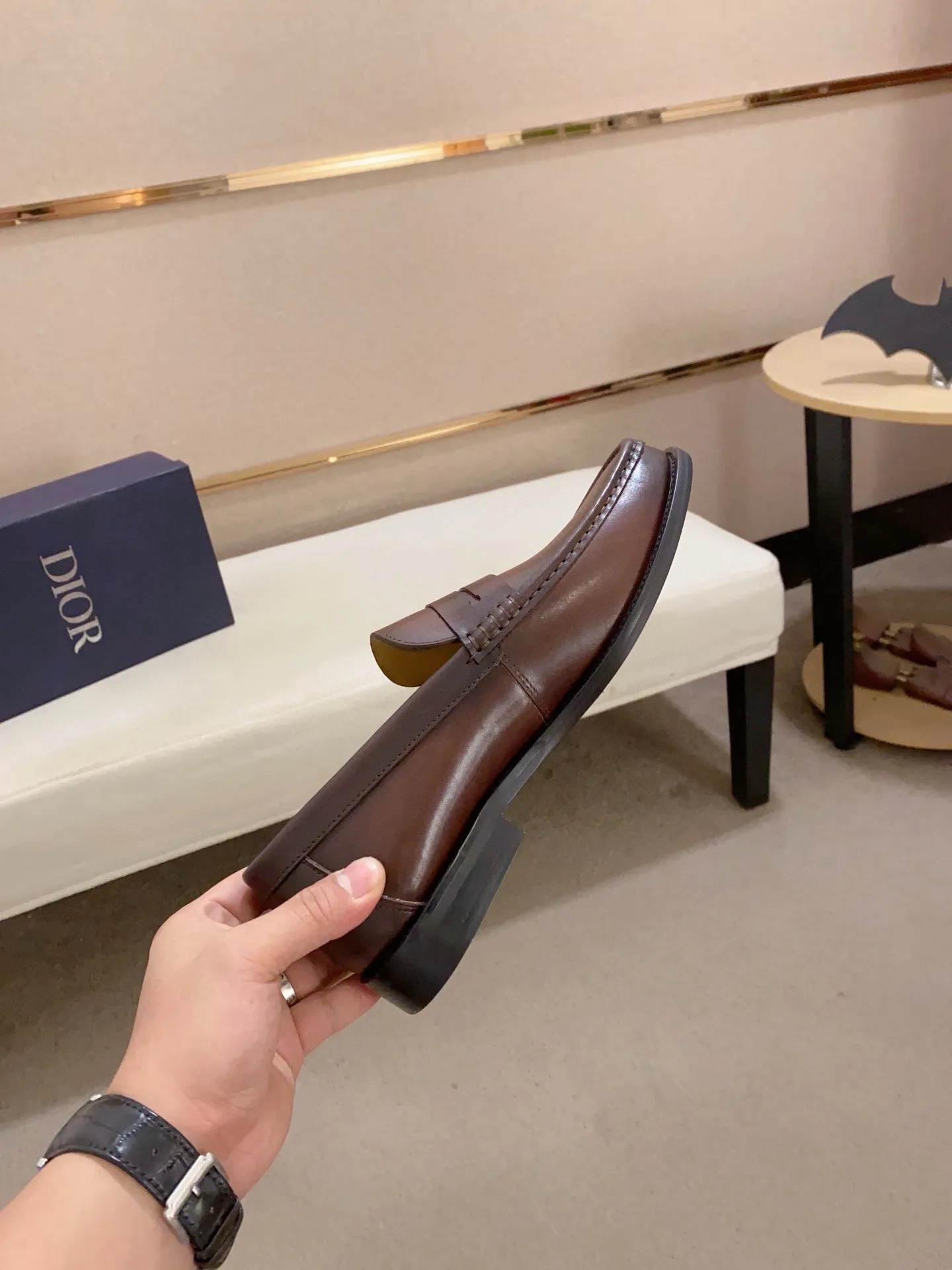 Factory price: 270 men's shoes 💰 High-end version of Dior Dior's new series. Famous actors and Internet celebrities wear super popular designs. They are designed with the sculptures of French artist Niki de Saint Phalle as rings. Material: Imported original material ➕Painted cowhide Foot pads: cowhide Outsole: Rubber outsole Men's shoe size: 38~44 Can be customized to size 45